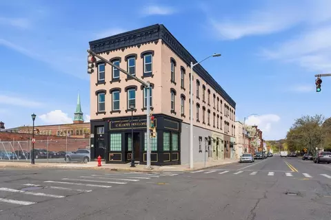 97 Maple St, Holyoke, MA 01040
