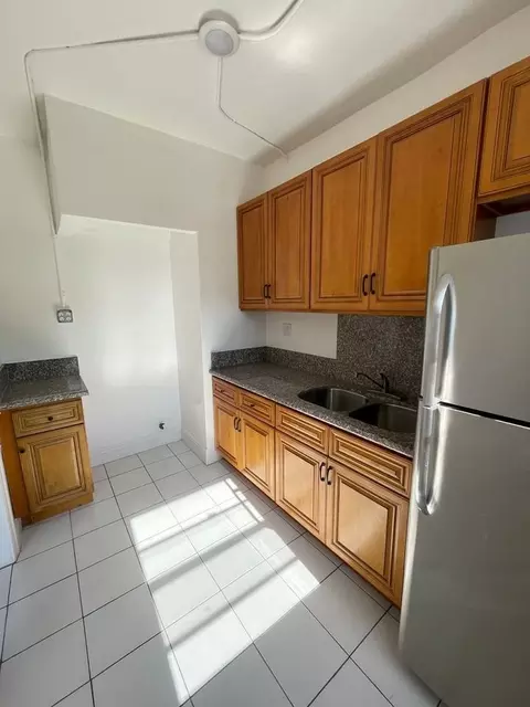 2820 W 8th St, Los Angeles, CA 90005