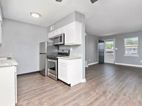 611 NE Ridgeview Dr, Lees Summit, MO 64086 photo 4