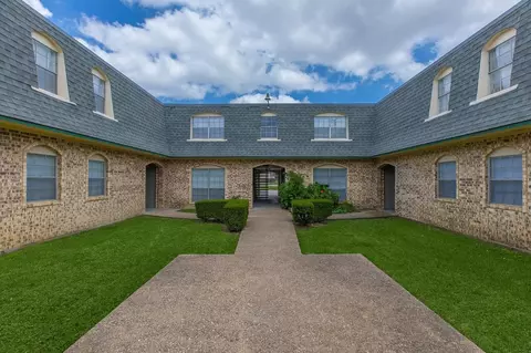 844 E Walnut St, Grapevine, TX 76051