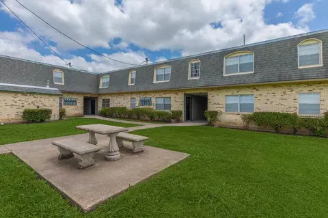 844 E Walnut St, Grapevine, TX 76051 photo 9