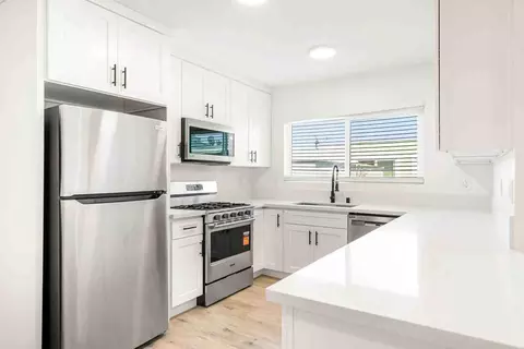 4911 August St, Los Angeles, CA 90008