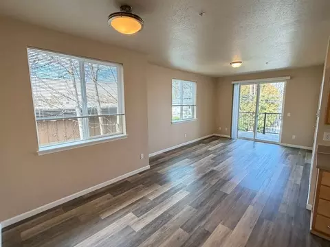 953 W 8th Ave, Eugene, OR 97402 photo 3