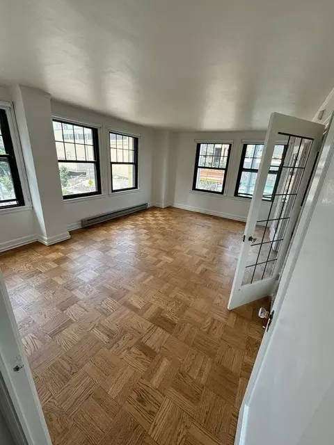 1305 NE 43rd St, Seattle, WA 98105