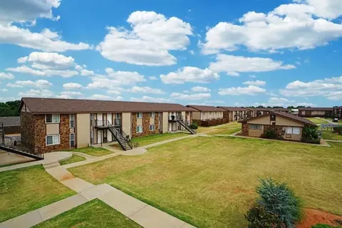 921 NE 12th St, Moore, OK 73160