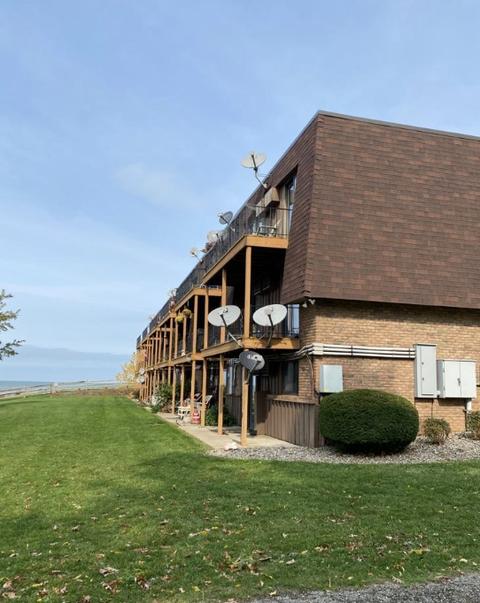 320 Salem Dr, Vermilion, OH 44089