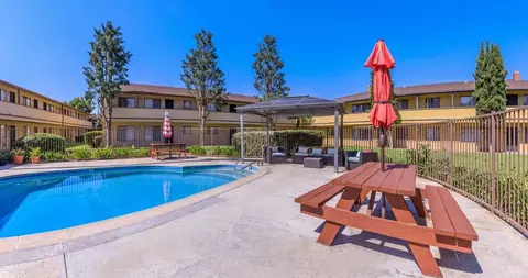 2833 N Bristol St, Santa Ana, CA 92706