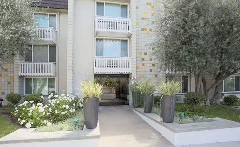 1070 N Lake Ave, Pasadena, CA 91104