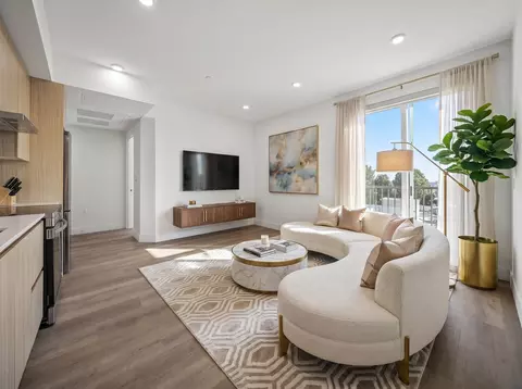 7050 Hawthorn Ave, Los Angeles, CA 90028