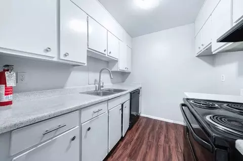 2704 S Cockrell Hill Rd, Dallas, TX 75211 photo 2