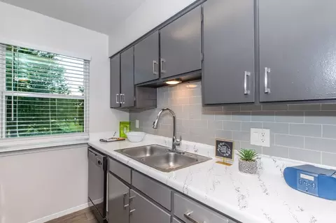807 S Main St, Euless, TX 76040