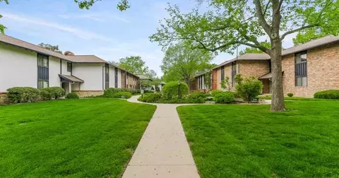 9550 Ash St, Overland Park, KS 66207