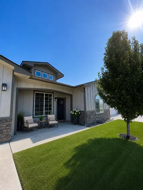 3793 Scenic Crest Rd, Yakima, WA 98901