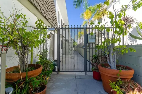 11945 Darlington Ave, Los Angeles, CA 90049