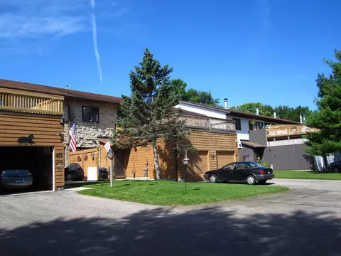 1869 Pinehurst Ct, Waterloo, IA 50701