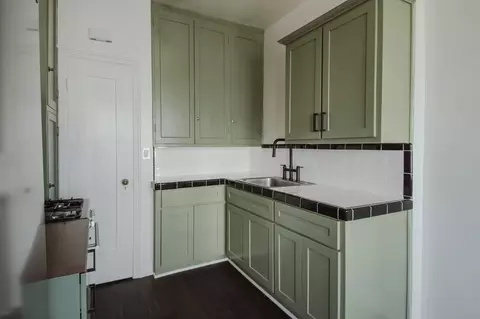 801 Gramercy Dr, Los Angeles, CA 90005