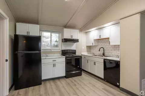 340 Streeter Dr, Mccook Lake, SD 57049
