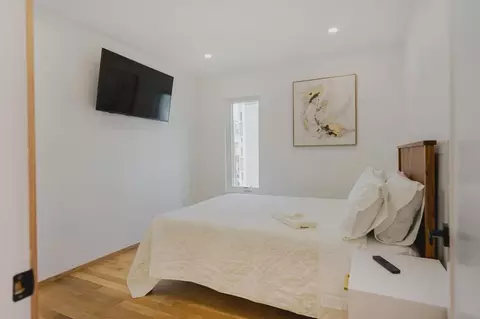 8 Whittier Pl, Boston, MA 02114