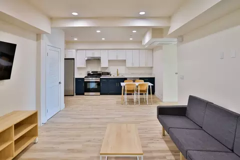 1421 W Adams Blvd, Los Angeles, CA 90007