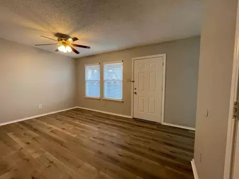 319 SE 3rd St, Grand Prairie, TX 75051