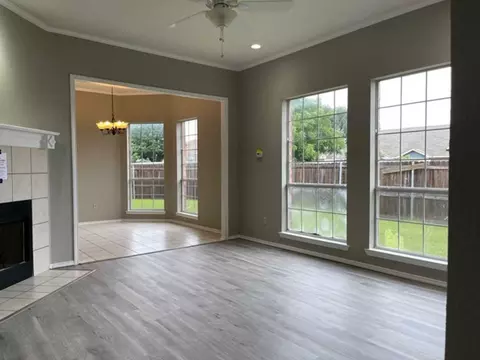 815 Valleybrooke Dr, Arlington, TX 76001