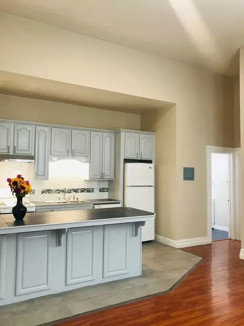 658 8th St, Oakland, CA 94607