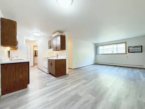 411 8th St SW, Minot, ND 58701