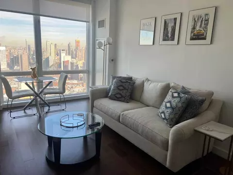 605 W 42nd St, New York, NY 10036
