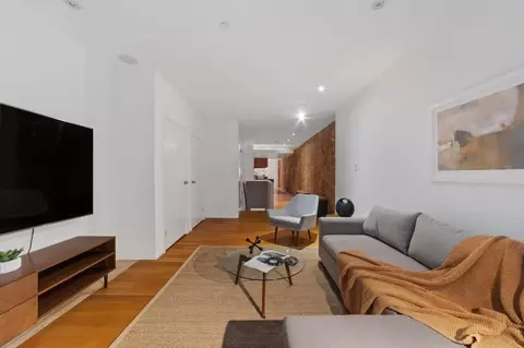 E 13th St, New York, NY 10003