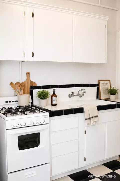 117 NW Trinity Pl, Portland, OR 97209