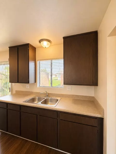 1405 White Ln, Bakersfield, CA 93307