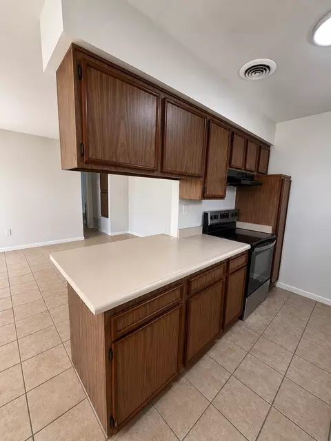 1405 White Ln, Bakersfield, CA 93307