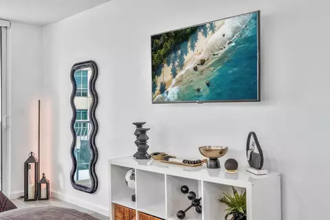 1 NW 12th St, Miami, FL 33136