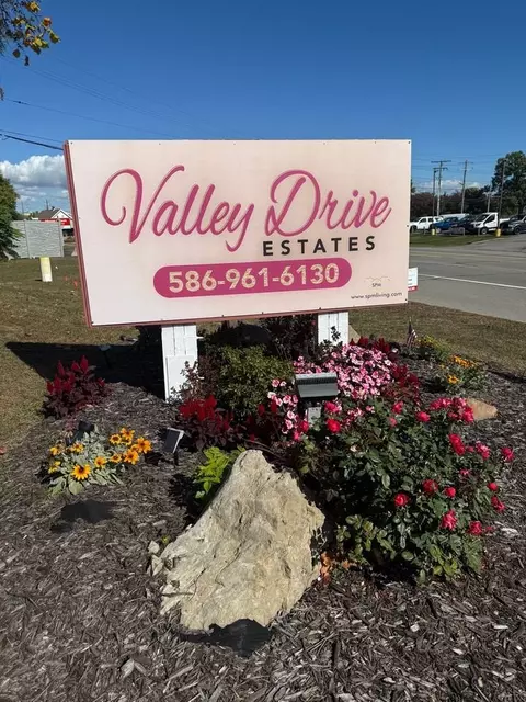 1 Valley Dr, Mount Clemens, MI 48043
