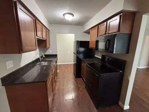 1 Valley Dr, Mount Clemens, MI 48043