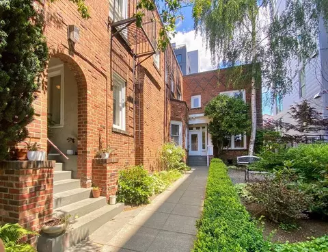 220 Belmont Ave E, Seattle, WA 98102
