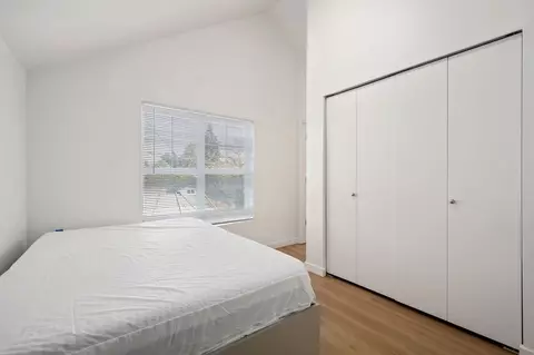 5612 Roosevelt Way NE, Seattle, WA 98105