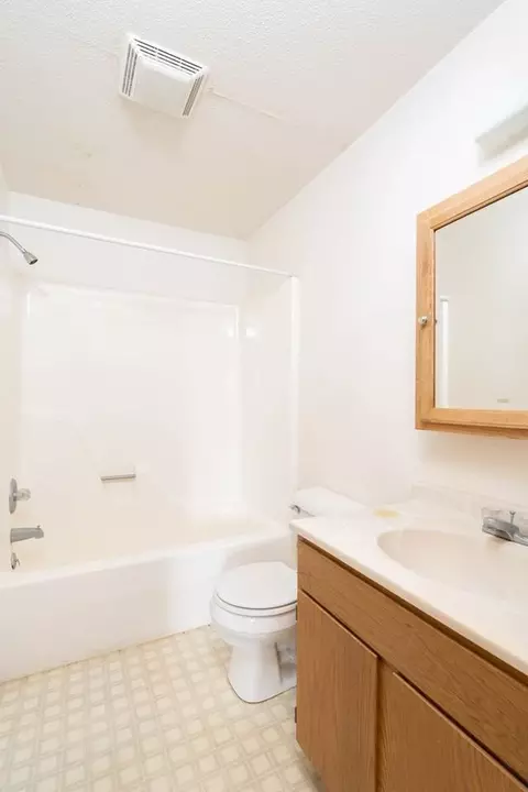704 Nicc Dr, Calmar, IA 52132