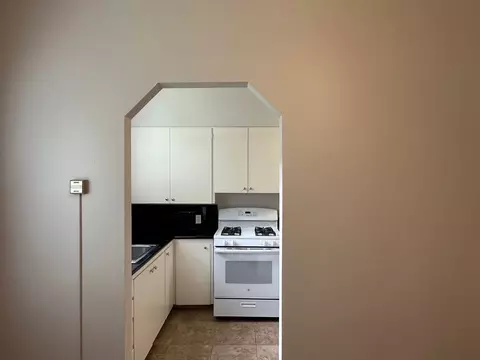 4937 S Corbett Ave, Portland, OR 97239