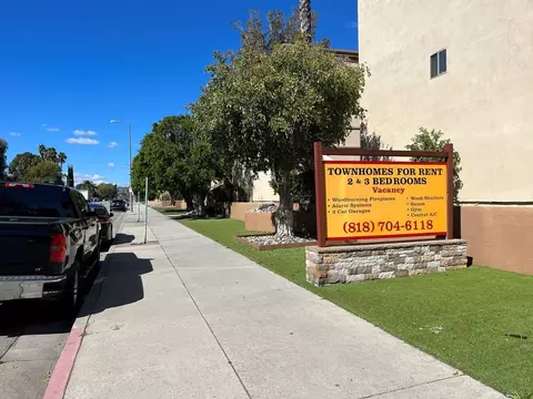 22301 Victory Blvd, Los Angeles, CA 91303
