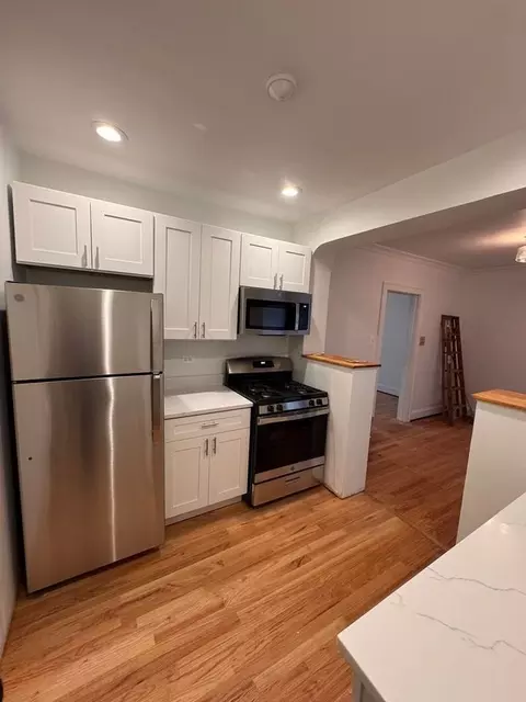 915 W George St, Chicago, IL 60657