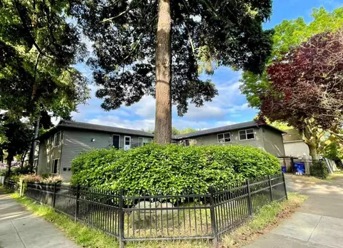 1626 SE Ash St, Portland, OR 97214