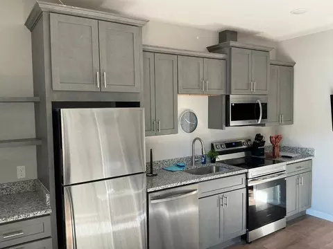 733 W 52nd St, Savannah, GA 31405