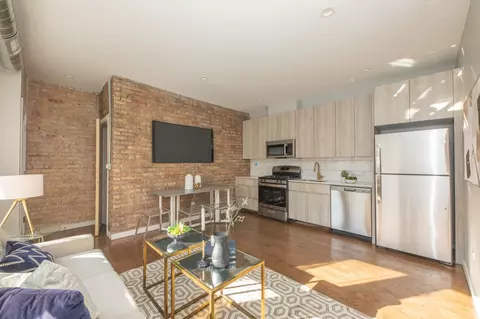 835 W Barry Ave, Chicago, IL 60657