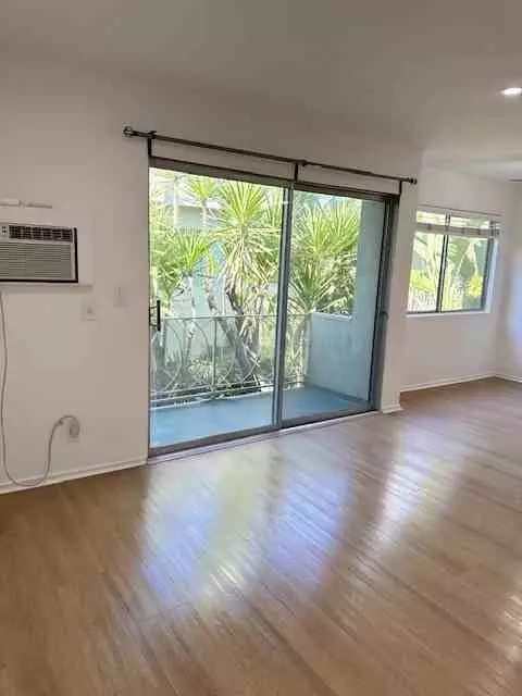 725 N Sycamore Ave, Los Angeles, CA 90038
