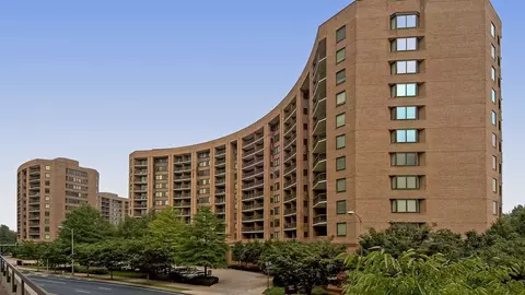 1501 Crystal Dr, Arlington, VA 22202