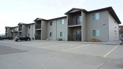 305 27th Ave NW, Minot, ND 58703