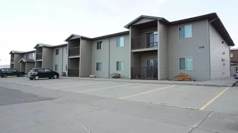 305 27th Ave NW, Minot, ND 58703