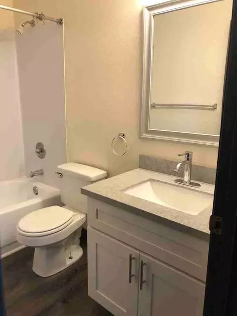 710 NE 42nd St, Seattle, WA 98105