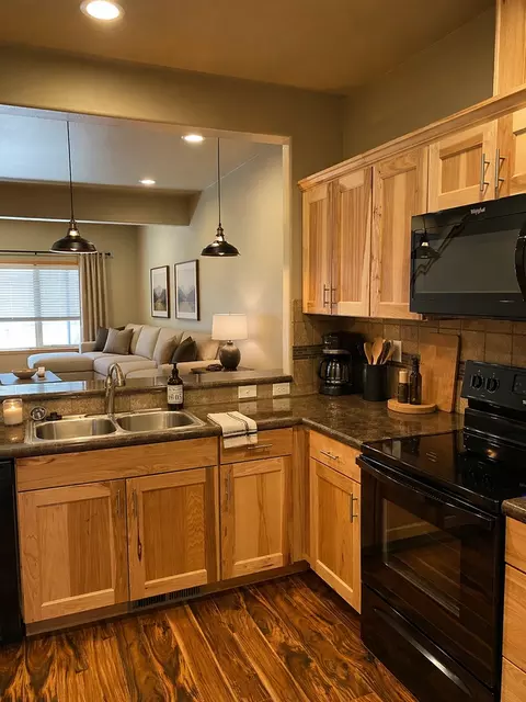 614 S 3rd St, Selah, WA 98942
